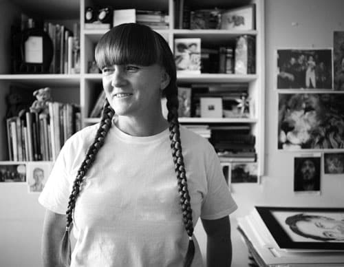 Picture on woman smiling in black and white